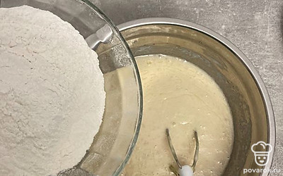 Далее добавьте муку и разрыхлитель, перемешайте.