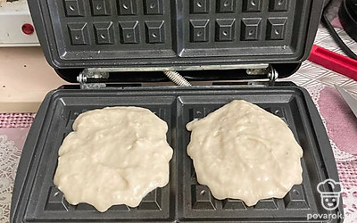 Выпекайте 5 минут в вафельнице.