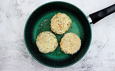 На хорошо прогретом рафинированном масле обжарьте с двух сторон сформированные крокеты. Затем выложите их на бумажные полотенца, чтобы ушло лишнее масло.