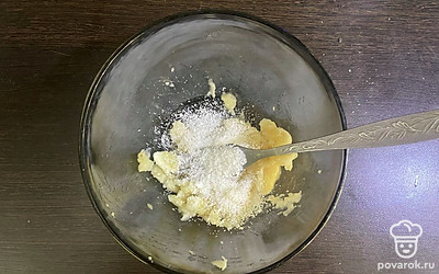 Банан помните вилкой, чтобы получилось пюре. Добавьте к нему кокосовую стружку.