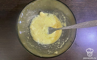 Вбейте яйцо и перемешайте.