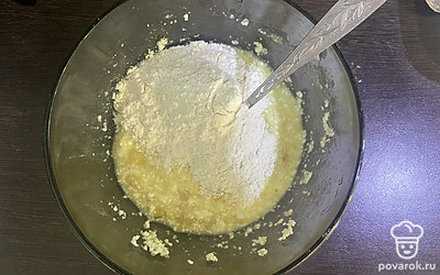 Все перемешайте и вмешайте муку.