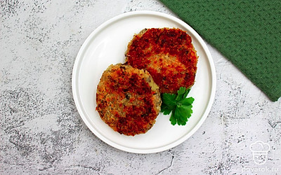 Выложите крокеты на тарелку. Украсьте зеленью и подавайте на стол.