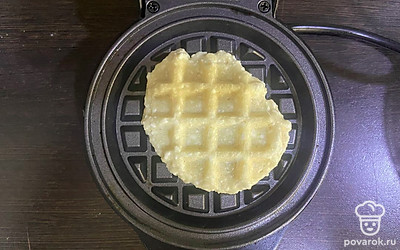 Выложите полученное тесто столовой ложкой в разогретую вафельницу. Выпекайте 2-3 минуты (в зависимости от мощности вашей вафельницы). 