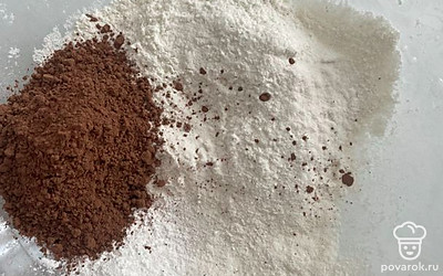 Смешайте муку, какао и разрыхлитель.