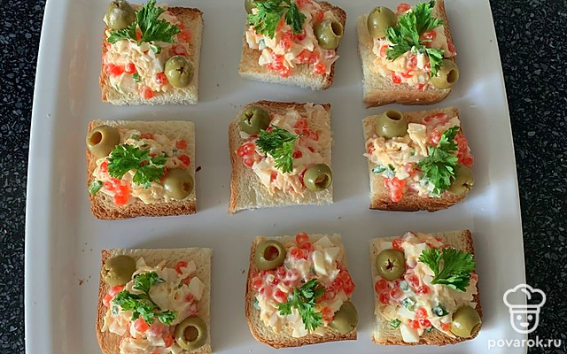 Закуска на хлебе из имитированной икры — Рецепт с фото
