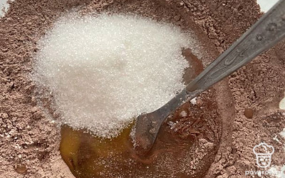 Всыпьте сахар и разбейте одно яйцо в массу.