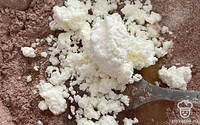 Добавьте две ложки творога.