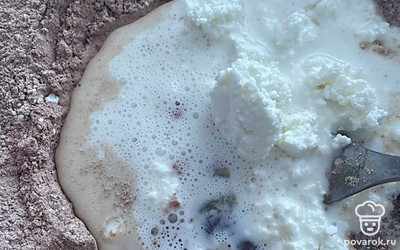 Влейте молоко, все перемешайте.