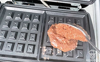 Готовую массу ложкой выложите на вафельницу, выпекайте до готовности.