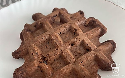 Подать можно с кофе, украсив сахарной пудрой.