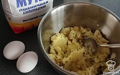 Подготовьте все ингредиенты. На 430 граммов пюре мне понадобилось 2 куриных яйца и 2 столовых ложки муки.