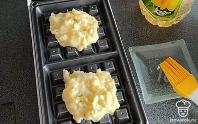 Выложите по 1 столовой ложке картофеля. Выпекайте 3-4 минуты.
