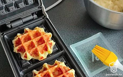 Вот такие золотистые картофельные вафли получаются. Очень быстро, вкусно и неординарно.