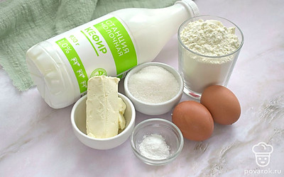 Подготовьте все ингредиенты. Заранее достаньте из холодильника кефир и куриные яйца. Эти продукты для замешивания теста должны быть комнатной температуры. Сливочное масло растопите в кастрюльке и остудите. 