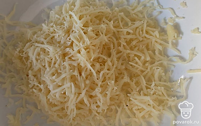 Сыр натрите на мелкой терке.