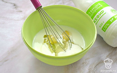 В миску разбейте куриные яйца, влейте кефир и всыпьте сахар. Количество сахара можно увеличить или уменьшить, ориентируйтесь на свой вкус. 