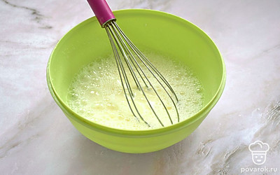 Ингредиенты взбейте миксером или ручным венчиком до однородной смеси. В кефирно-яичную смесь вылейте растопленное сливочное масло, снова перемешайте ингредиенты. 