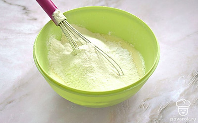 В состав, который получился, просейте пшеничную муку вместе с разрыхлителем для теста. 