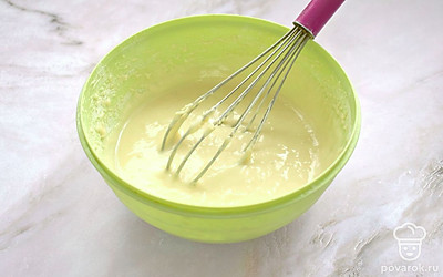 Хорошо перемешайте ингредиенты так, чтобы на выходе получилось в меру густое тесто однородной консистенции и без комочков. 