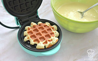 Накройте второй панелью и пеките вафли на кефире 4-5 минут в зависимости от мощности вашей техники. Готовые вафли остудите на решетке. Из предложенного количества ингредиентов у меня получилось 9 мягких, пышных и нежных вафелек. 