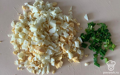 Нарежьте яйцо и лук.