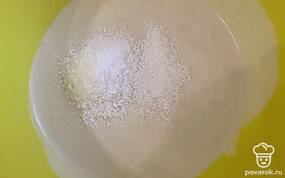 Смешайте яйца, мягкое сливочное масло, сахар, сливки и муку до однородной консистенции с помощью миксера или венчика. Добавьте кокосовую стружку и еще раз перемешайте.