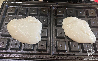 Разогрейте вафельницу. Выложите по 1-2 столовых ложки на нижнюю часть вафельницы и закройте крышку.