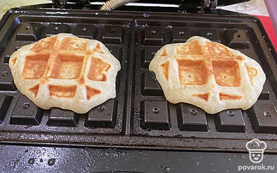 Жарьте по 2-3 минуты (в зависимости от мощности вафельницы) до красивой корочки.