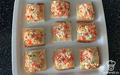 Выложите чайной ложкой на каждый кусочек хлеба начинку. Закуска готова.