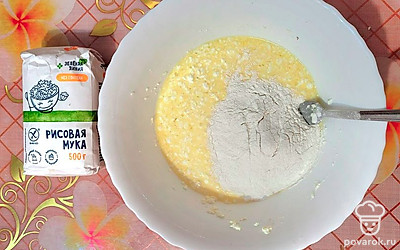 Добавьте рисовую муку. Все хорошенько перемешайте до однородности. Тесто не должно растекаться.