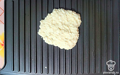 На разогретый гриль (можно использовать вафельницу) выложите 2 ложки теста. Закройте гриль и прижмите рукой. Жарьте 3-4 минуты. 