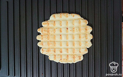 Затем вафлю переверните поперек и обжарьте с обратной стороны еще 2 минуты.