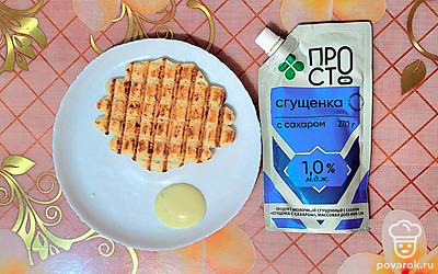 Готовые вафли подайте к столу со сгущенным молоком, джемом или вареньем.