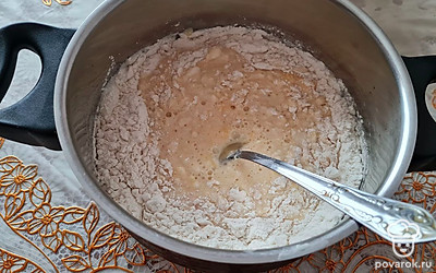 В кастрюлю добавьте все ингредиенты. Перемешайте до однородной массы.