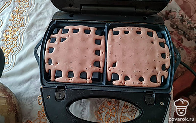 Возьмите маленький половник и налейте немного теста в вафельницу.