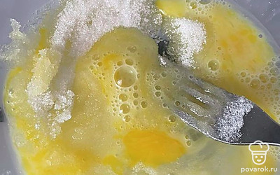 Разотрите яйцо с тростниковым сахаром.