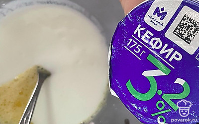 Влейте кефир и все тщательно перемешайте.