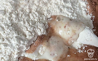 Добавьте муку, какао и разрыхлитель. Снова перемешайте.