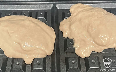 Готовое жидкое тесто по ложке выложите в вафельницу. Выпекайте до готовности.