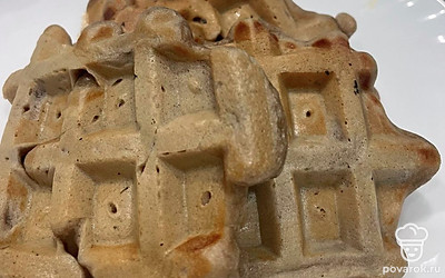 Перед подачей дайте вафлям остыть, чтобы появилась вкусная корочка.