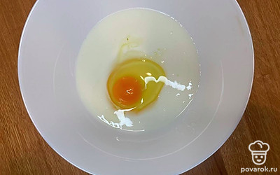 Кефир и яйцо смешайте.