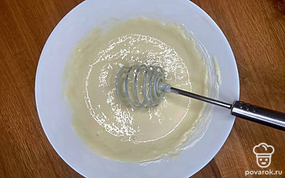 Добавьте муку, сахар и перемешайте до однородной массы. Добавьте соду и снова перемешайте.