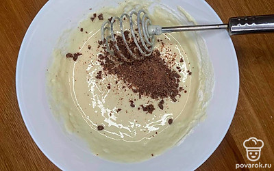 Измельчите шоколад до состояния мелкой крошки. Добавьте его в тесто и перемешайте.