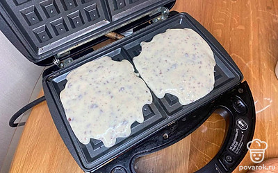 На разогретую вафельницу выложите тесто, запекайте вафли 2,5-3 минуты. 