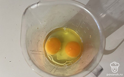 В миску разбейте два яйца. 