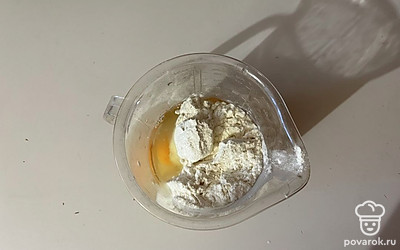 К яйцам добавьте сахар, соль, растительное масло и муку. 