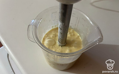 Перемешайте все ингредиенты миксером или пробейте блендером. Это нужно для того, чтобы тесто было без комочков и «напиталось» кислородом. 