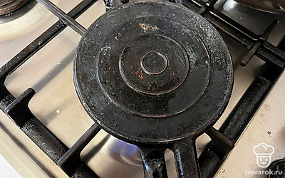 Разогрейте вафельницу на среднем огне (с обеих сторон). 