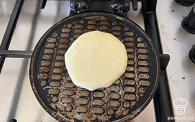 На разогретую вафельницу выложите 1/4 часть приготовленного теста. 